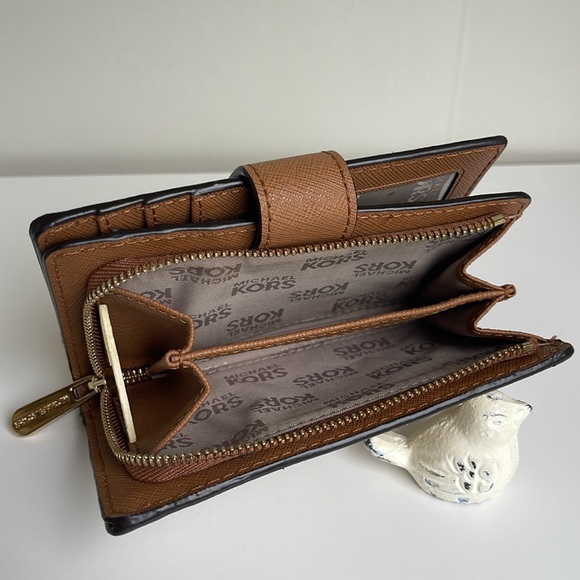 Micheal Kors Jet Set Wallet - Picture 6 of 16